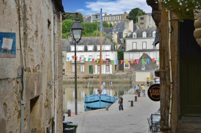 Tres Bel Avec Superbe Vue Sur Le Port De Saint Goustan *